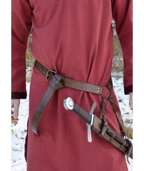 Cintura con spada medievale in pelle marrone.