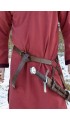Cintura con spada medievale in pelle marrone.