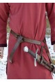 Cintura con spada medievale in pelle marrone.