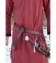 Cintura con spada medievale in pelle marrone.