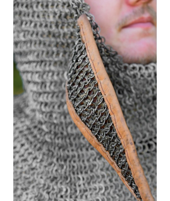 Flat riveted rings chainmail with face guard